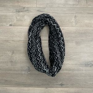 💥4/$25💥 Super Cute Black and White Knit Infinity Scarf